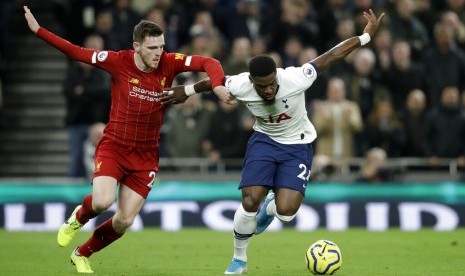 Andrew Robertson dan Serge Aurier berebut bola pada laga Tottenham Hotspur melawan Liverpool di Tottenham Hotspur Stadium, London,  Ahad (12/1) dini hari. 