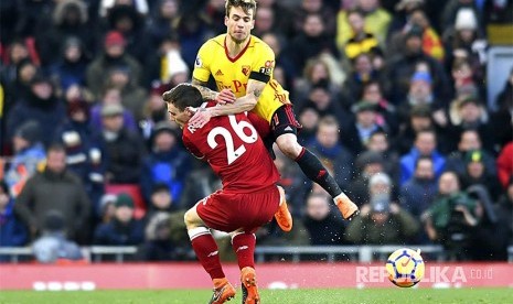 Andrew Robertson, (kiri), dan Kiko Femenia (kanan) di Stadion Anfield Liverpool, Inggris.  