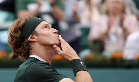 Andrey Rublev dari Rusia merayakan kemenangannya dalam pertandingan final  turnamen tenis Serbia Terbuka melawan Novak Djokovic dari Serbia, di Beograd, Serbia, Minggu, 24 April 2022. Rublev menyebut larangan Wimbledon terhadap petenis Rusia dan Belarusia untuk tampil tahun ini sepenuhnya bentuk diskriminasi.