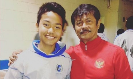 Andri Syahputra (kiri) pemain Indonesia yang berlaga di Qatar bersama pelatih timnas U-19 Indra Sjafri.