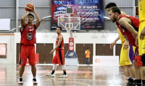 Andrie Ekayana dari Hang Tuah Sumsel melakukan free throw saat laga Hang Tuah Sumsel melawan Negeri Sembilan Matrix pada laga perdana turnamen invitasi Mutiara Champions Cup, Jum`at (28/8) petang, melawan Negeri Sembilan Matrix.