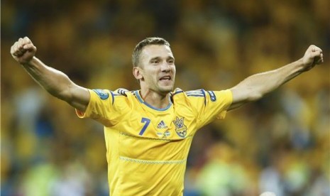 Andriy Shevchenko, striker andalan Ukraina, meluapkan kegembiraannya usai membawa timnya mengalahkan Swedia di laga Grup Piala Eropa 2012 di Stadion Olimpiade, Kiev, Ukraina, Senin (11/6). 