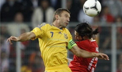 Andriy Shevchenko, striker timnas Ukraina, terlibat duel udara dengan pemain timnas Turki, Hasan Ali Kardirim, dalam laga uji coba di Ingolstadt pada Selasa (5/6). 