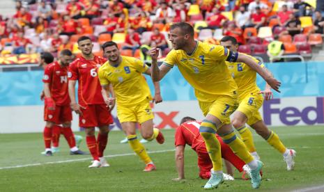 Andriy Yarmolenko (depan) dari Ukraina melakukan selebrasi setelah mencetak keunggulan 1-0 pada pertandingan sepak bola babak penyisihan grup C UEFA EURO 2020 antara Ukraina dan Makedonia Utara di Bucharest, Rumania, 17 Juni 2021.