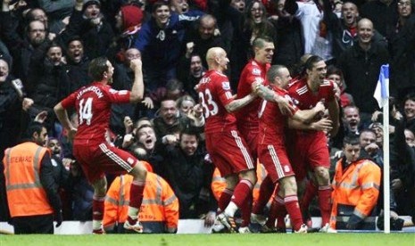 Andy Carroll (kanan) menjadi pahlawan Liverpool dalam pertandingan mengalahkan Blackburn di Stadion Ewood Park, Selasa (10/4).