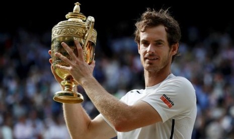 Andy Murray mengangkat trofi juara Wimbledon.