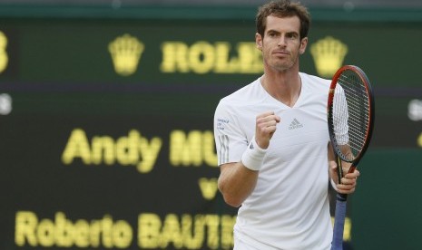 Andy Murray of Britain celebrates after defeating Roberto Bautista Agut of Spain during their men's singles tennis match on Centre Court at the Wimbledon Tennis Championships in London June 27, 2014