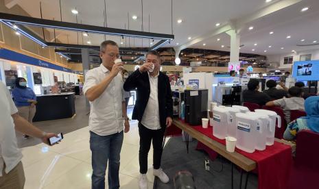 Andy Ong Sales Director Phillips Water Solution (kiri) bersama CEO Akari Indonesia Kenny Kwe saat peluncuran Launching Phillips Reverse Osmosis Water Disepenser pada Kamis (31/8/2023) di Electronic City, SCBD Senayan, Jakarta. 