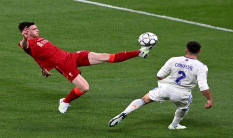 Andy Robertson (kiri) dari Liverpool beraksi melawan Dani Carvajal dari Real Madrid pada final Liga Champions UEFA di Stade de France di Saint-Denis, dekat Paris, Prancis, Sabtu (28/5/2022) waktu Paris, Prancis, atau Ahad (29/5/2022) dini hari WIB. 