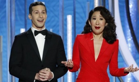 Andy Samberg dan Sandra Oh saat memandu penghargaan Golden Globes 2019, Ahad (6/1).