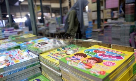 Aneka buku pendamping sekolah dijual pada salah satu kios di Blok VI Pasar Senen, Jakarta, Jumat (7/8). 