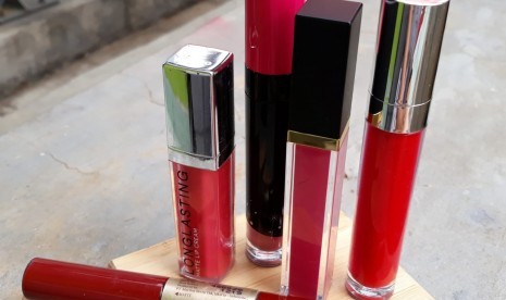 Aneka lipstik cair atau lipcream.