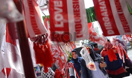 Aneka pernak-pernik menyambut Hari Kemerdekaan ke-70 dijajakan oleh penjual di Kawasan Jatinegara, Jakarta, Rabu (12/8). 