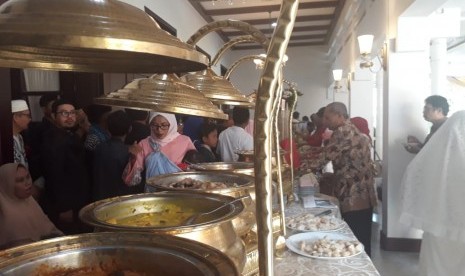 Aneka sajian di acara halal bihalal Idul Fitri di kediaman Wali Kota Surabaya Tri Rismaharini, Jumat (15/6)..