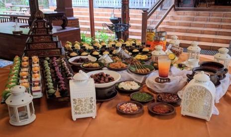 Aneka sajian khas Nusantara yang siap dinikmati untuk berbuka puasa di Pasar Ramadhan Melva Balemong Hotels & Resort, Ungaran, Kabupaten Semarang, Jawa Tengah