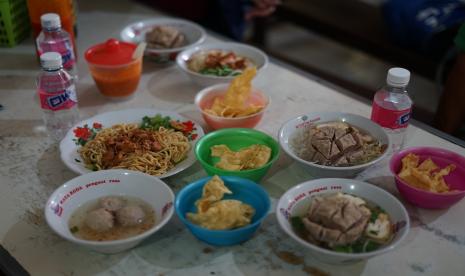 Aneka sajian menu di warung Mie Ayam Cakruk Sleman.