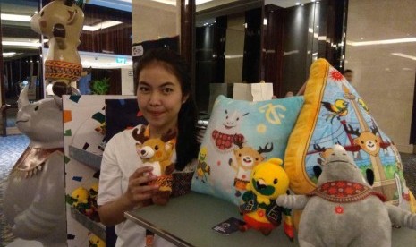 Aneka Suvenir Asian Games 2018 dijual di Hotel Sheraton Gandaria City, Jakarta pada Ahad (14/1). SPG suvenir Asian Games 2018 Rini menjelaskan, harga suvenir itu mulai dari Rp 49 ribu hingga 199 ribu.  