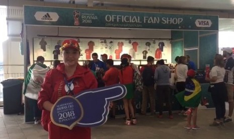 Aneka suvenir ditawarkan di Fan Shop Official Piala Dunia 2018 yang tersebar di stadion dan arena Fan Fest.