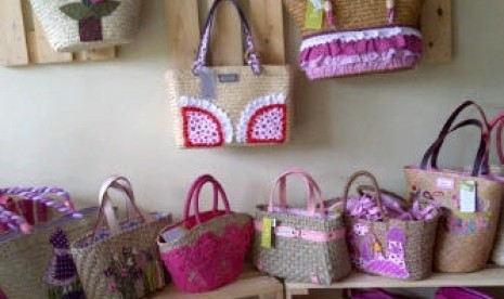 Aneka tas wanita buatan Gendhis Natural Bags.