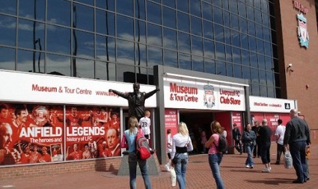 Stadion Anfield di Liverpool, Inggris.  