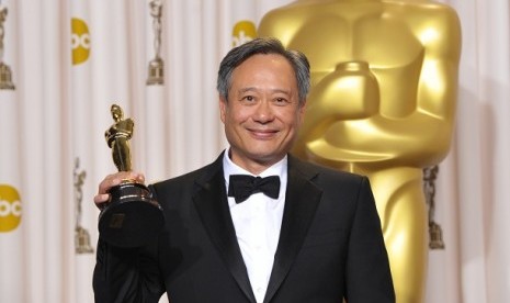 Ang Lee berpose usai mendapat penghargaan Sutradara Terbaik lewat film Life of Pi di ajang Academy Awards ke-85