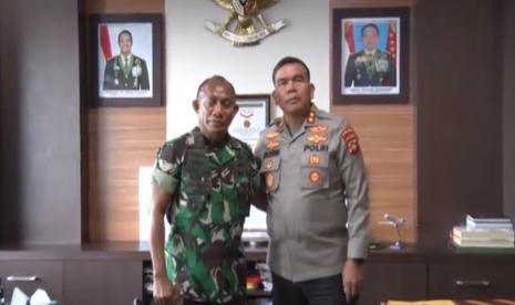 Pangdam XVIII/Kasuari Mayjen Gabriel Lema bersama Kapolda Papua Barat Irjen Daniel Tahi M Silitonga. 