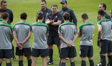 Ange Postecoglou (tengah)