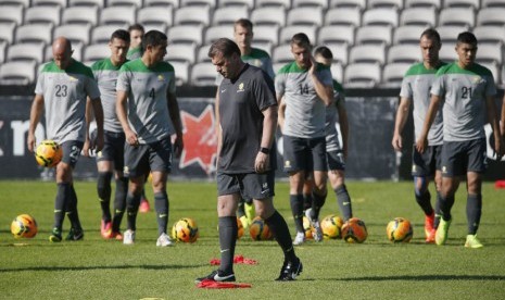 Ange Postecoglou (tengah) 