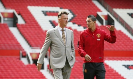 Angel di Maria bersama pelatih Louis van Gaal.