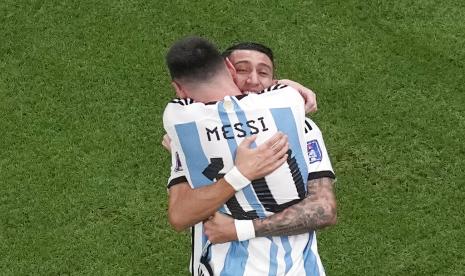  Angel Di Maria dari Argentina memeluk Lionel Messi yang mencetak gol pertama timnya saat pertandingan sepak bola final Piala Dunia antara Argentina dan Prancis di Stadion Lusail di Lusail, Qatar, Ahad (18/12/2022).