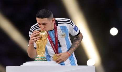  Angel Di Maria dari Argentina mencium trofi Piala Dunia saat upacara trofi setelah Final Piala Dunia FIFA 2022 antara Argentina dan Prancis di Stadion Lusail, Lusail, Qatar,   Ahad (18/12/2022).