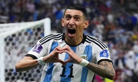  Angel Di Maria dari Argentina merayakan gol kedua timnya saat pertandingan sepak bola final Piala Dunia antara Argentina dan Prancis di Stadion Lusail di Lusail, Qatar, Ahad (18/12/2022).