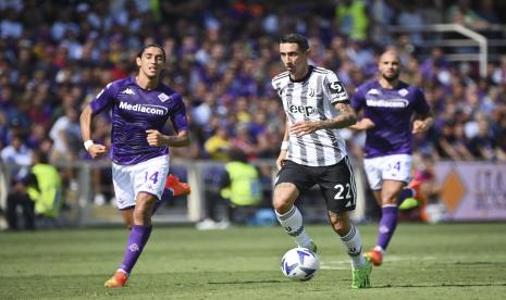  Angel Di Maria dari Juventus berlari dengan bola melewati pemain Fiorentina Youssef Maleh selama pertandingan sepak bola Serie A antara Fiorentina dan Juventus di stadion Artemio Franchi di Florence, Italia, Sabtu, 3 September 2022.