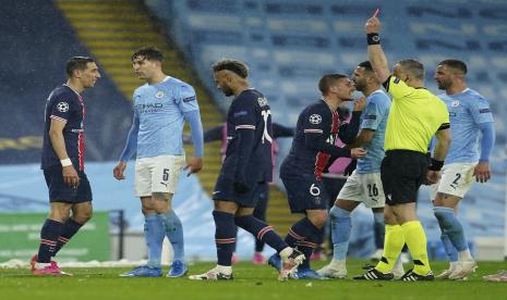 Angel Di Maria dari PSG, kiri, melihat kartu merah saat pertandingan sepak bola leg kedua semifinal Liga Champions antara Manchester City dan Paris Saint Germain di stadion Etihad, di Manchester, Selasa, 4 Mei 2021.