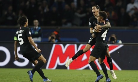 Angel Di Maria (kanan) merayakan golnya ke gawang Napoli.