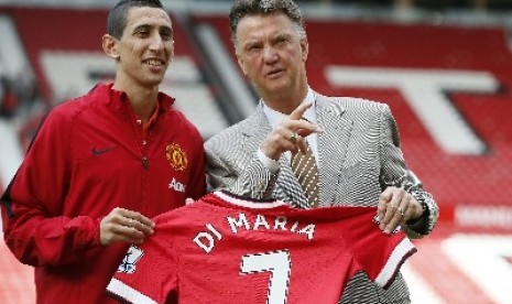 Angel Di Maria memperkenalkan kostum MU, didampingi pelatih Louis van Gaal.