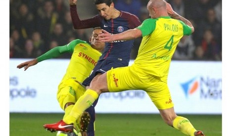 Angel Di Maria (tengah) berusaha melewati dua pemain Nantes.