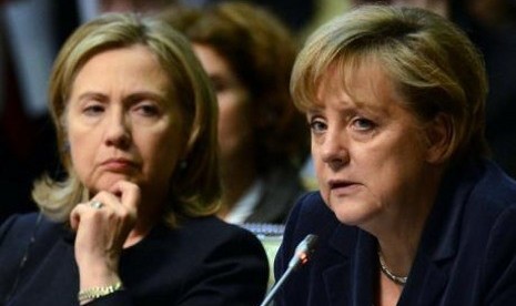 Angela Merkel (kanan) dan Hillary Clinton (kiri)