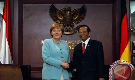 Angela Merkel (kiri) bertemu Mahfud MD di Gedung Mahkamah Konstitusi (MK), Jakarta, Selasa