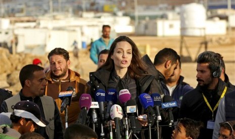 Angelina Jolie berbicara di hadapan media saat mengunjungi kamp pengungsi Suriah di Zataari, Yordania.