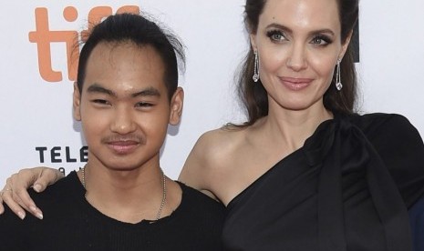 Angelina Jolie Bangga Anak Pertamanya Mulai Kuliah Republika Online [ 276 x 465 Pixel ]