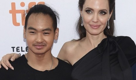 Angelina Jolie dan anak tertuanya, Maddox Jolie Pitt