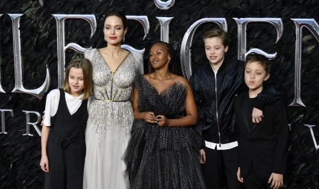 Angelina Jolie (kedua dari kiri) bersama anak-anaknya (kika) Vivienne, Zahara, Shiloh,dan Knox.