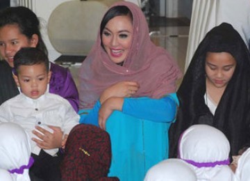 Angelina Sondakh dengan anak-anaknya