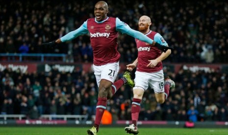 Bek West Ham United, Angelo Ogbonna (kiri).