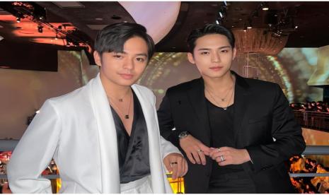 Angga Yunanda (kiri) dan Mingyu Seventeen (kanan). Angga berfoto bersama Mingyu di acara Bulgari Global Event.