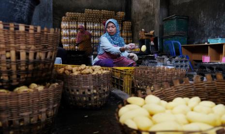 Anggaran pendapatan dan belanja negara (APBN) per Agustus 2023 pun tetap tumbuh positif.