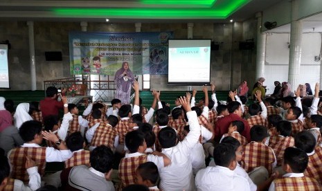 Anggia Darmawan memaparkan materi tentang kecerdasan emosi di hadapan para siswa SD Bosowa Bina Insani, Bogor.