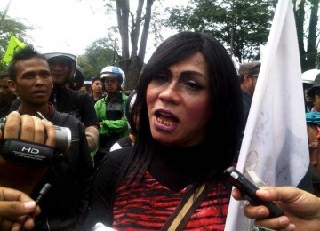 Anggie (40) Waria yang ikut demo menolak kenaikan harga BBM di halaman Gedung Sate Bandung, Jawa Barat, Kamis (29/3)