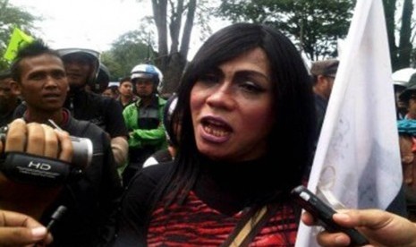 Anggie (40) Waria yang ikut demo menolak BBM di Halaman Gedung Sate Bandung, Jawa Barat, Kamis (29/3)